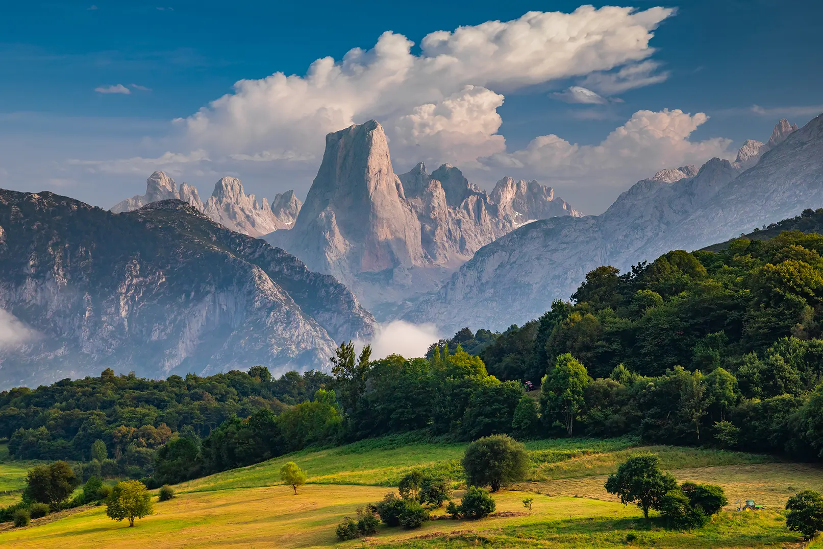Senderismo en las montañas picos de europa en asturias